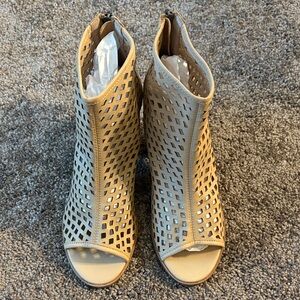 NWT Kelsi Dagger Cream/Light Tan Peep-Toe Ankle Boots 7 1/2 M